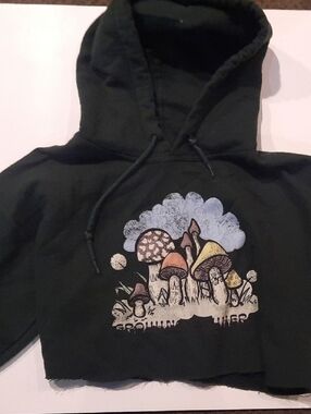 Cropped Green Graphic Hooded Sweatshirt with Mushroom Design